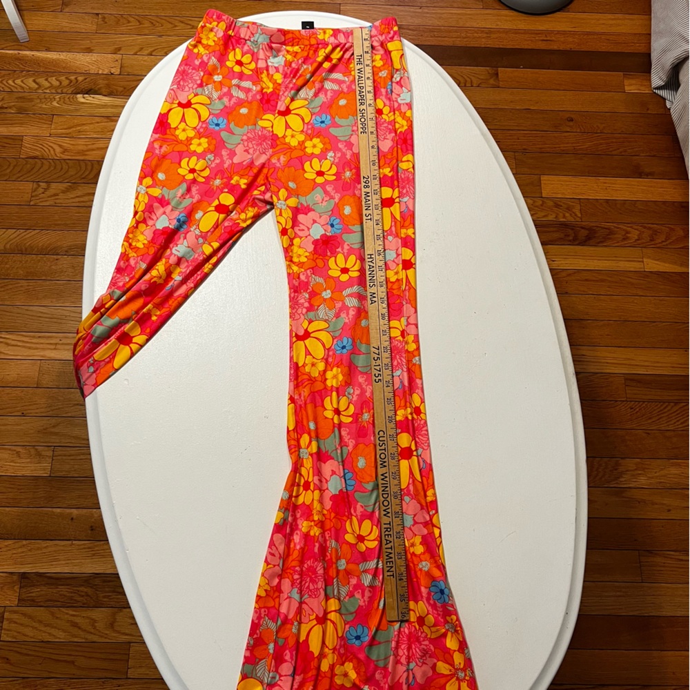 Groovy bell bottom 70s print pants. Medium. D14